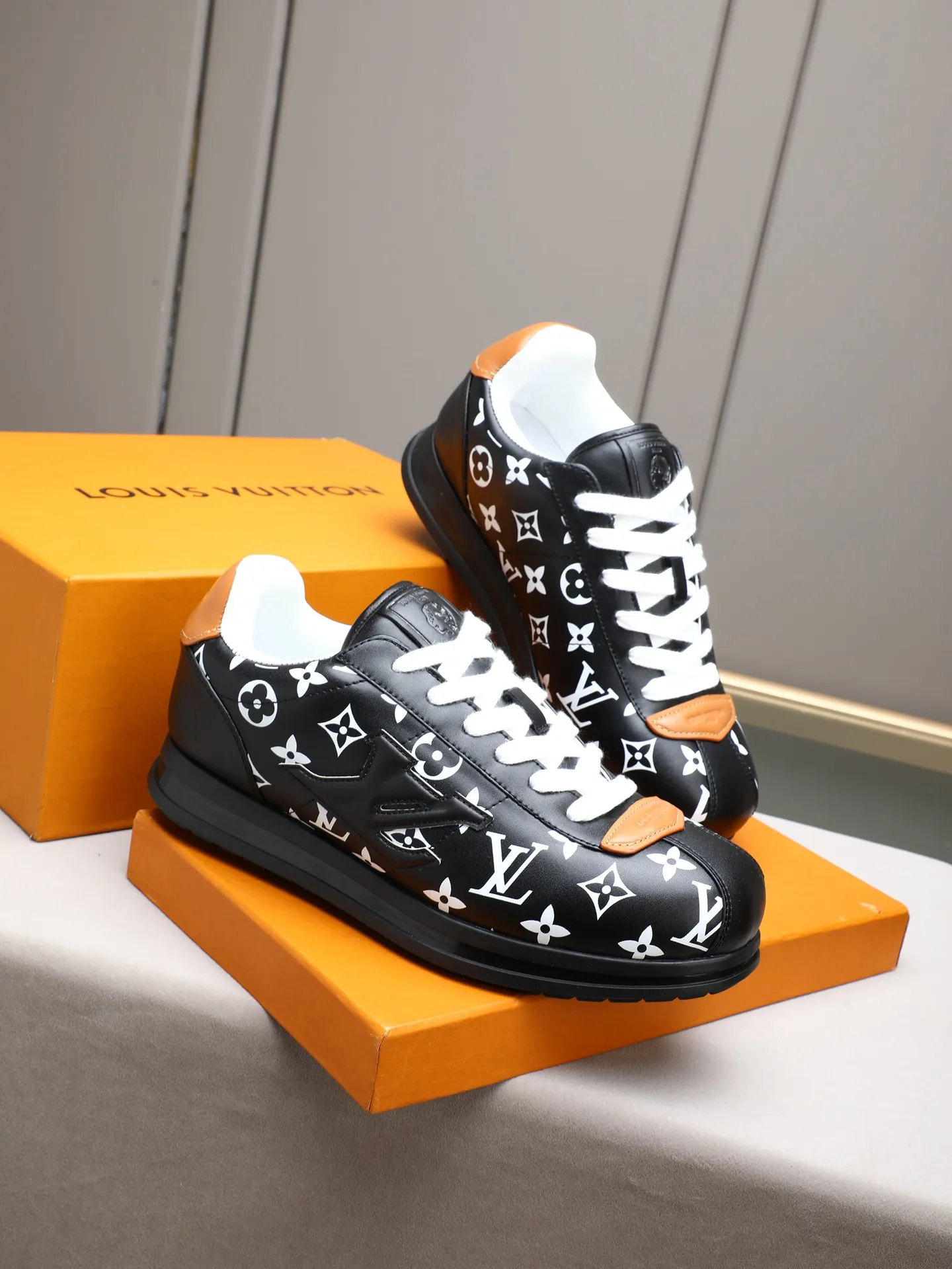 PP560 LV Louis Vuitton L Jialu Brand Runner Tatic Series Thick-soled Casual Sports Shoes Running Shoes Original purchase, development and production This LV Runner Tatic sports shoe combines technical materials such as mesh fabric and ribbons to interpret the inspiration of traditional mountaineering shoes. LV letters are written on one side, the lariat buckle of the quick lacing system is embellished with Monogram flowers and Louis Vuitton logos, and the light and wear-resistant rubber outsole completes the whole. ▪️Fabric: Original imported cowhide + mesh ▪️Inner lining: Original customized breathable mesh ▪️Sole: Original open-molded anti-slip rubber combination material ▪️Size: Men's 38-44 (customized for 45 and 46)
